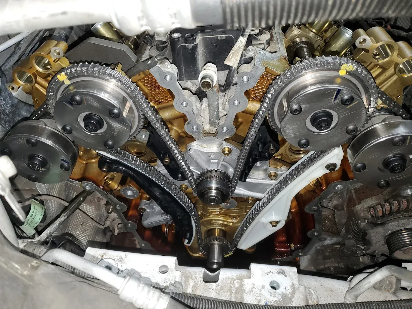 V6 timing chain assembly during repair